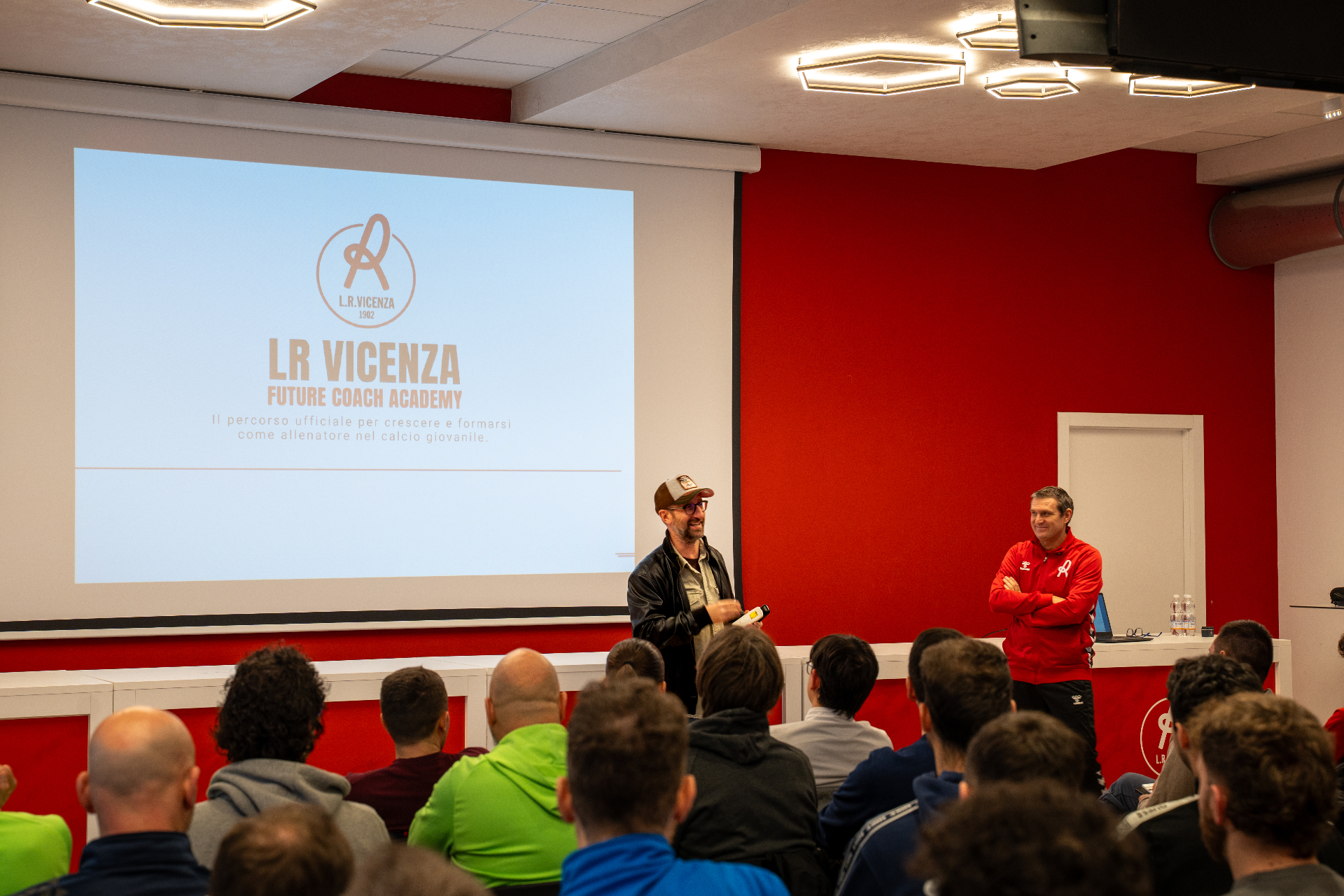 Allenatori durante una sessione della Future Coach Academy in aula tecnica